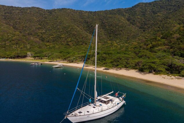 Sailing to Tayrona with Luis and his team: Unique!
