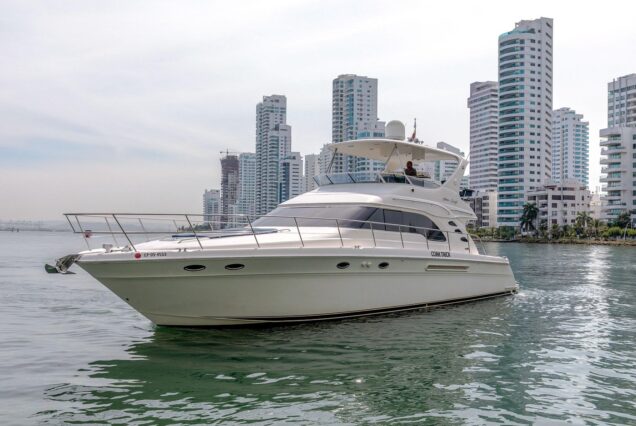 Luxury yacht rental in Cartagena de Indias Sea Ray 56'