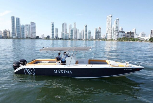 Private Boat Rental for 8 Hours in Maxima with Captain