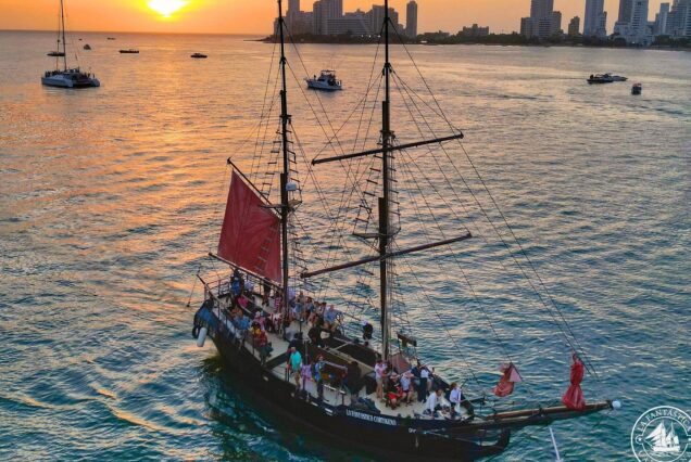 Cartagena, CO: Sunset Skyline Bay Tour on a Pirate Boat + Drinks